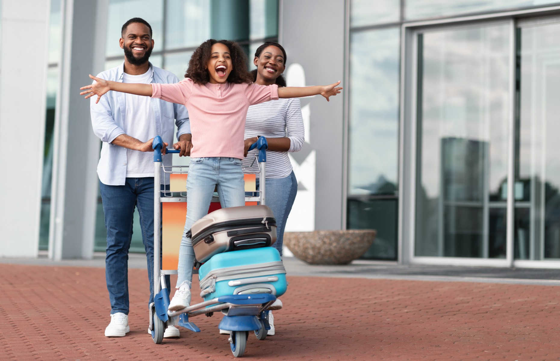 shutterstock_1986891899_excited_travellers shutterstock_1986891899_excited_travellers